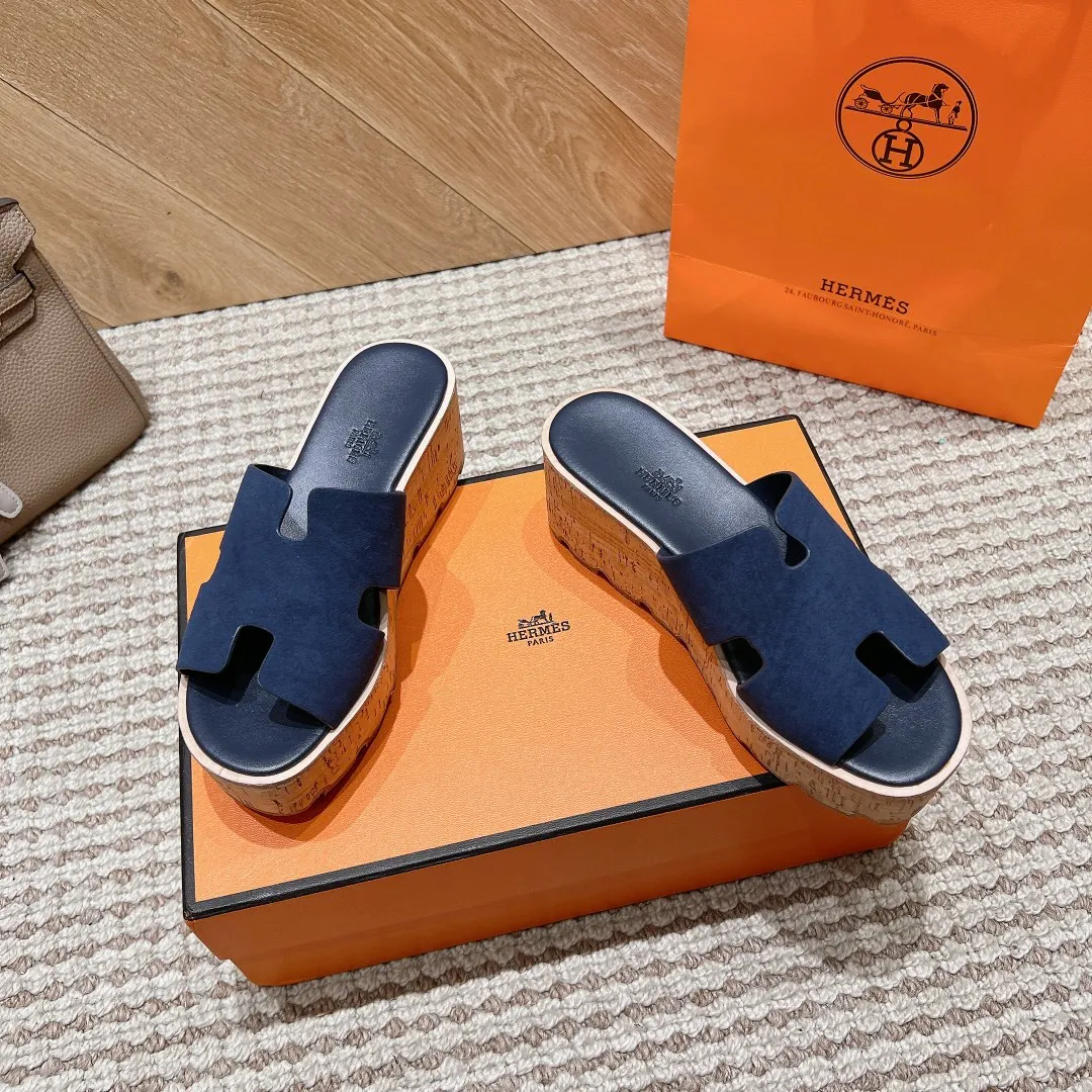 👟👟Ex-factory price 540👟👟 High version of the 2024 spring and summer new HERMES Hermès counter new style. The wedge-heeled Erjiu sandals and slippers, which have been extremely popular recently, are paired with various colorful socks. They are very trendy. Upper: cowhide. Outsole: technological imitation wood sole. Heel height: about 7cm. Size: Female 35-41 (40/41 non-refundable and non-exchangeable)